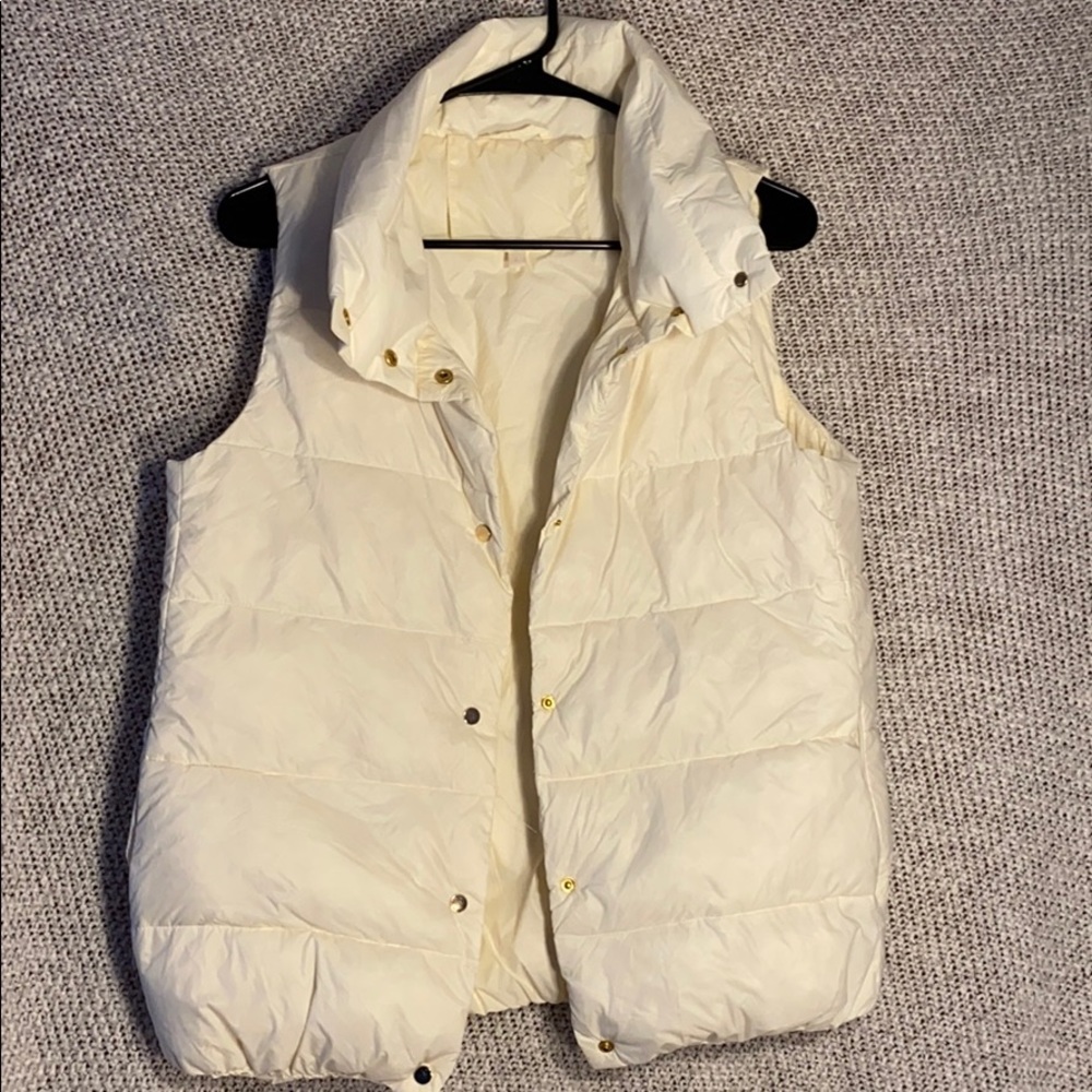 White/Cream White Puff Warm Vest! (L) - Picture 1 of 4